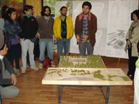 Pablo Morán explicando planos y fotografías