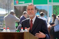 "Como U. de Chile nos sentimos con el deber de contribuir en la toma de conciencia de la necesidad de cuidar el medio ambiente", sostuvo el rector Víctor Pérez.