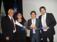 Durante la Ceremonia se hizo entrega de los diplomas y un presente a todos los egresados.