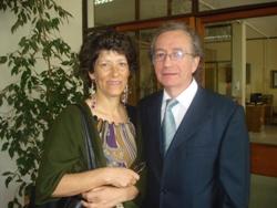 Carlos Valdovinos junto a su pareja, esperando el resultado de la Comisión Evaluadora. 