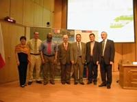 Autoridades de gobierno y de la Universidad de Chile junto a los expositores de Estados Unidos y Colombia.