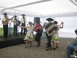 Con un pié de cueca se inauguró el Primer Encuentro de Artesanos Mueblistas.