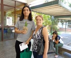 Cristian Berríos decidió estudiar esta carrera por el fuerte vínculo que tiene con la naturaleza. En la foto junto a su madre.