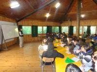 La Profesora Paulette Naulín fue quién dio una clase sobre componentes bióticos y abióticos en el salón de las dependencias de Pantanillos.