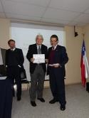 Hernán Cortés junto al Decano Javier González, quién hizo entrega de diplomas de agradecimiento por la participación de los destacados profesionales. 