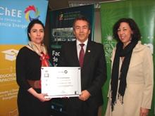 la Subdirectora de AChEE, Srta. Natalia Arancibia, junto a Virginia Zalaquett del Ministerio de Energía, entregan la placa del proyecto al Decano Javier González 
