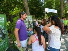 El stand de Ingenería Forestal se encuentra al aire libre junto a las otras Facultades de Campus Sur. En la imagen, Alejandro García, Director de Extensión de CFCN.