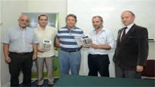 Los autores fueron acompañados por autoridades universitarias como el Rector (S) Dr. Juan Omar Cofré; el Vicerrector, Dr. Oscar Galindo; y el Decano Javier González.