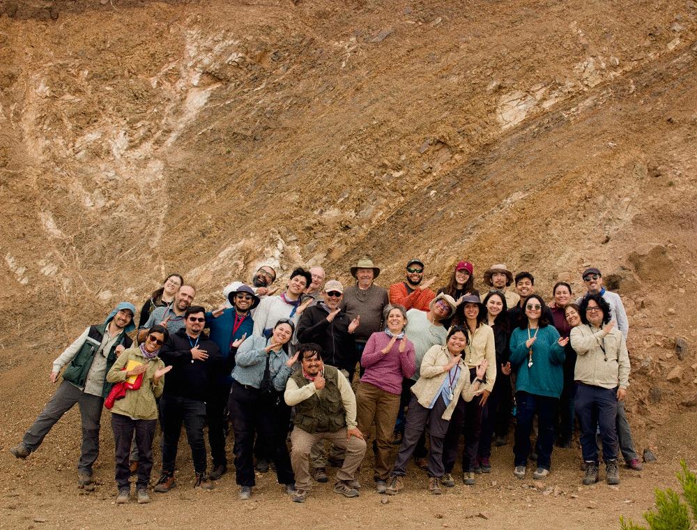 Los profesores Rockwell, Costa e Easton junto a los académicos, estudiantes y profesionales durante una de las visitas a terreno.
