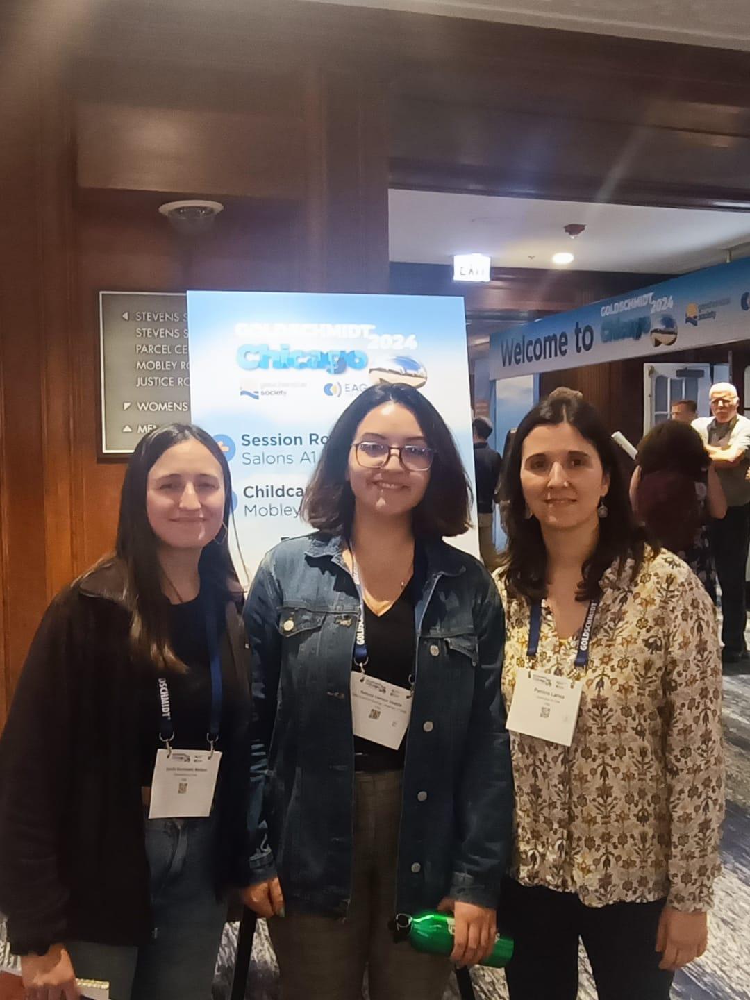 Camila Alcoholado (izq.) presentó un poster sobre el rol de la materia orgánica en los procesos de mineralización del depósito El Soldado (región de Valparaíso), mientras que Antonia Clericus (centro) presentó otro dedicado a la comprensión de los procesos de mineralización de cobre secundario en la llamada "Zona Crítica" (ZC). Ambas estudiantes fueron acompañadas por la profesora Patricia Larrea (der.).