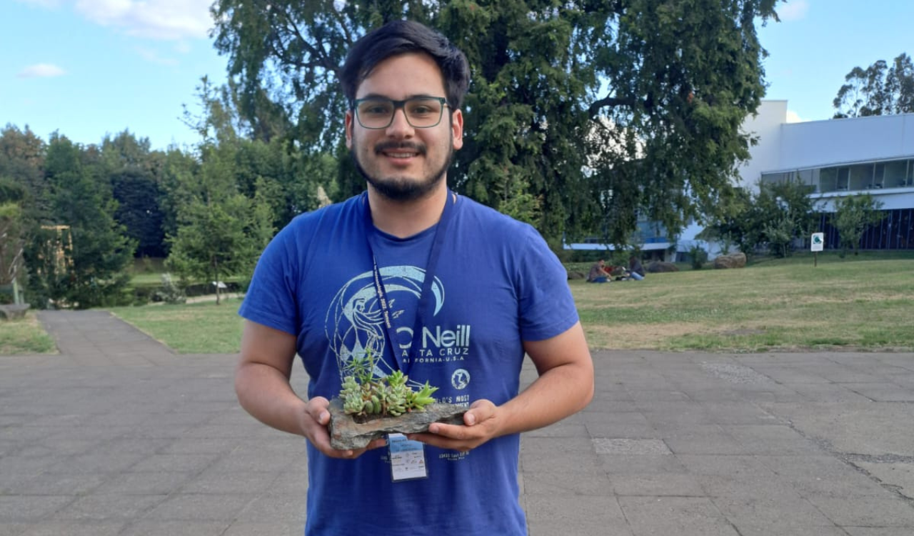 Nicolás Muena, egresado del DGL, fue premiado por su presentación “Condiciones de cristalización en el volcán Paniri, norte de Chile”