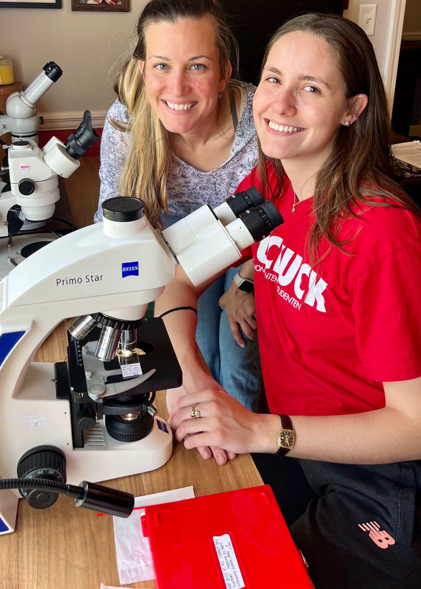 Marianne Heberlein (de polera roja) realizó una pasantía en el Laboratorio de Geología Sedimentaria y Micropaleontología de The University of Alabama, junto a la Dra. Rebecca Totten.