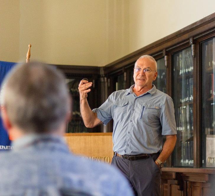 El profesor Carlos Costa (Universidad Nacional de San Luis) ha dedicado gran parte de su carrera al estudio del frente oriental de los Andes en la región de Cuyo, que incluye la provincia de Mendoza, en Argentina.