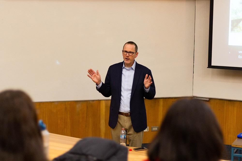 “Como geólogo, cuando pienso en los ingredientes de una turbina, por ejemplo, todo viene del subsuelo y el cobre es fundamental”, señaló el académico en el auditorio Humberto Fuenzalida del Departamento de Geología.