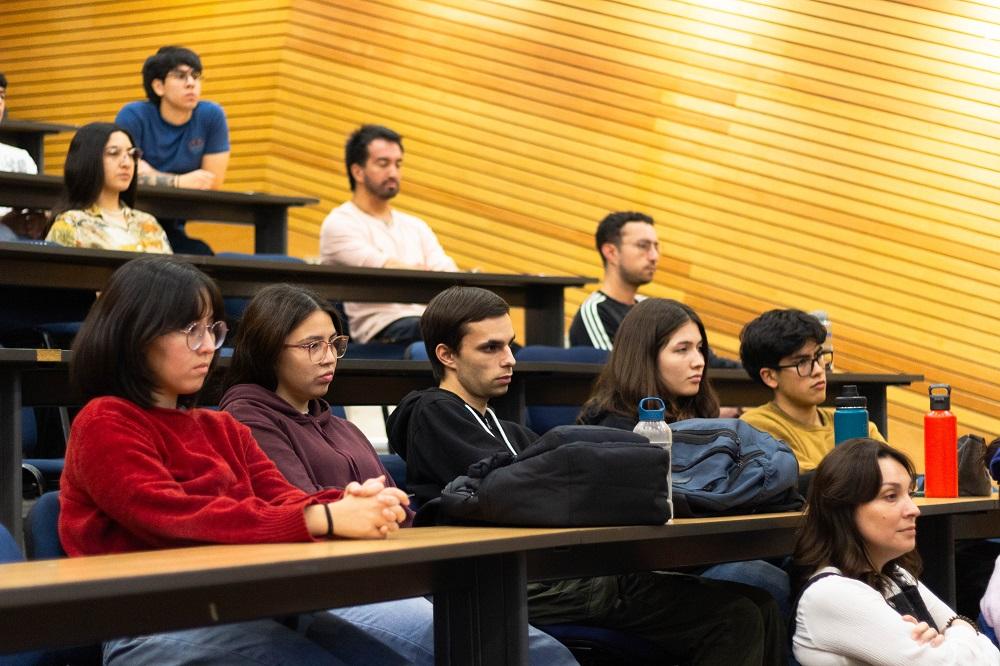 La audiencia del profesor Simon estuvo compuesta por estudiantes y académicos U. de Chile vinculados a la minería y la geología económica.