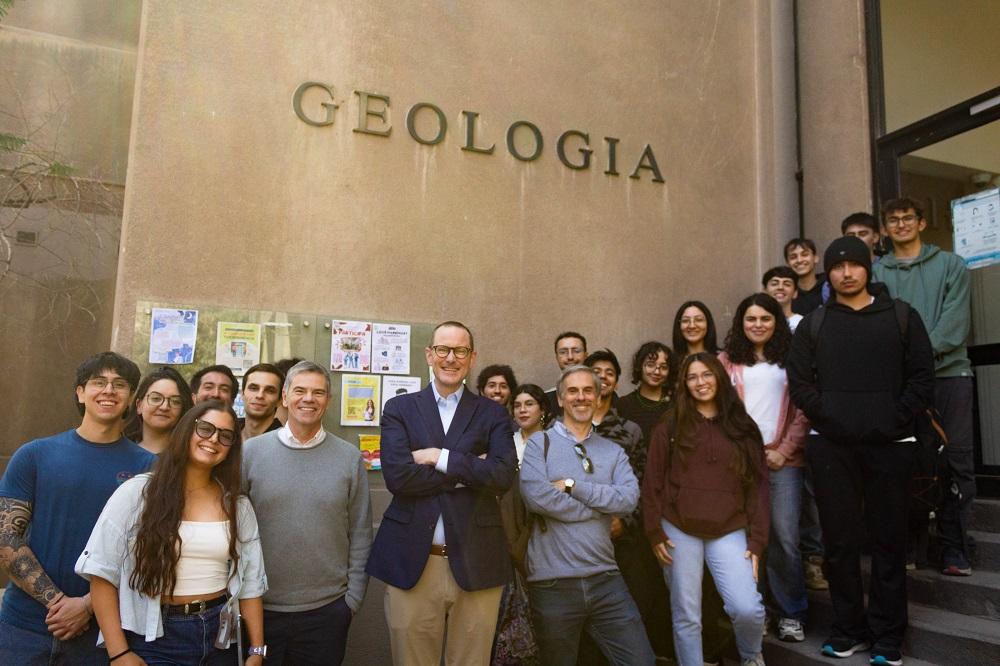 La charla fue organizada por SEG Student Chapter, agrupación de estudiantes interesados en la geología económica.