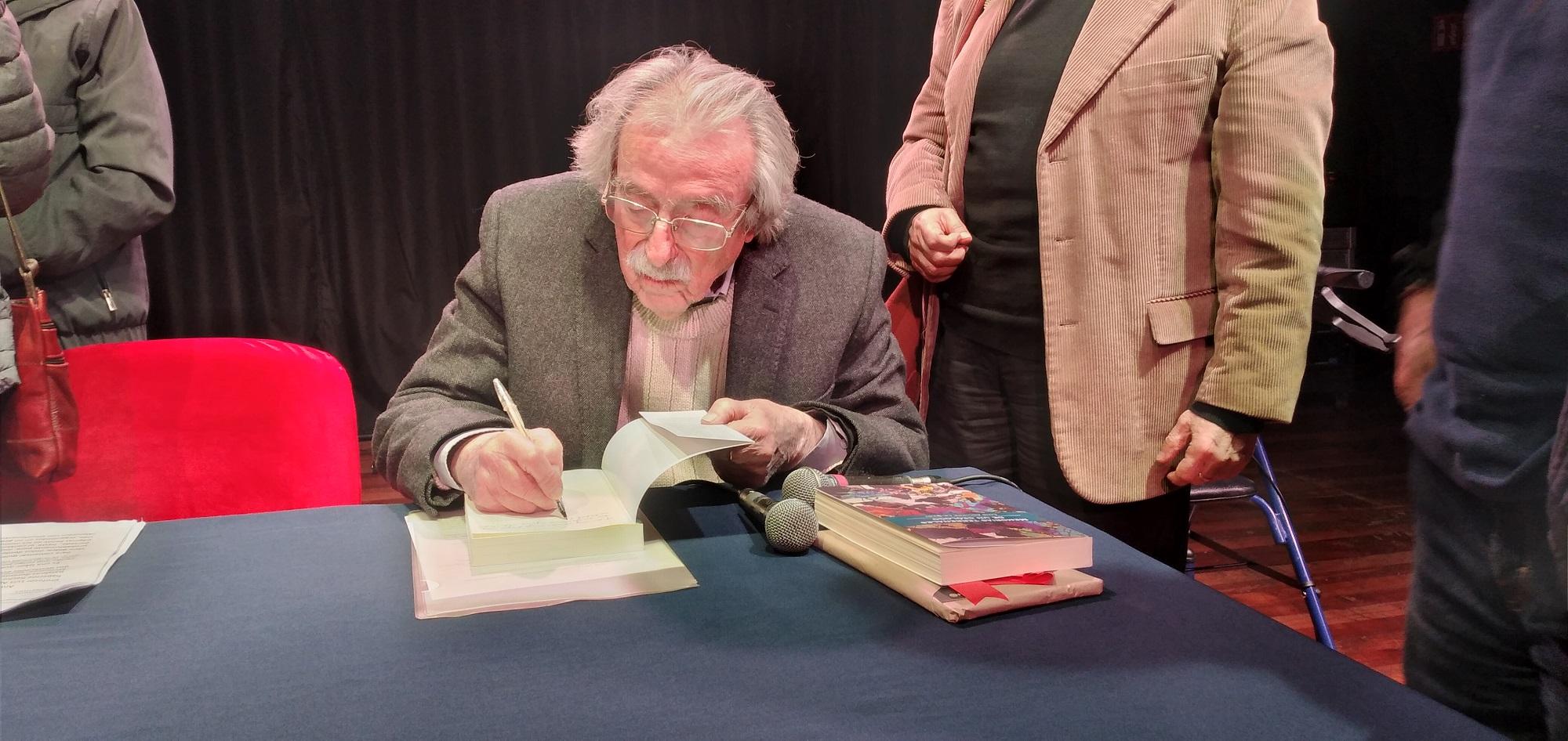 El libro fue presentado en la Sala Master de la radio UCHILE.