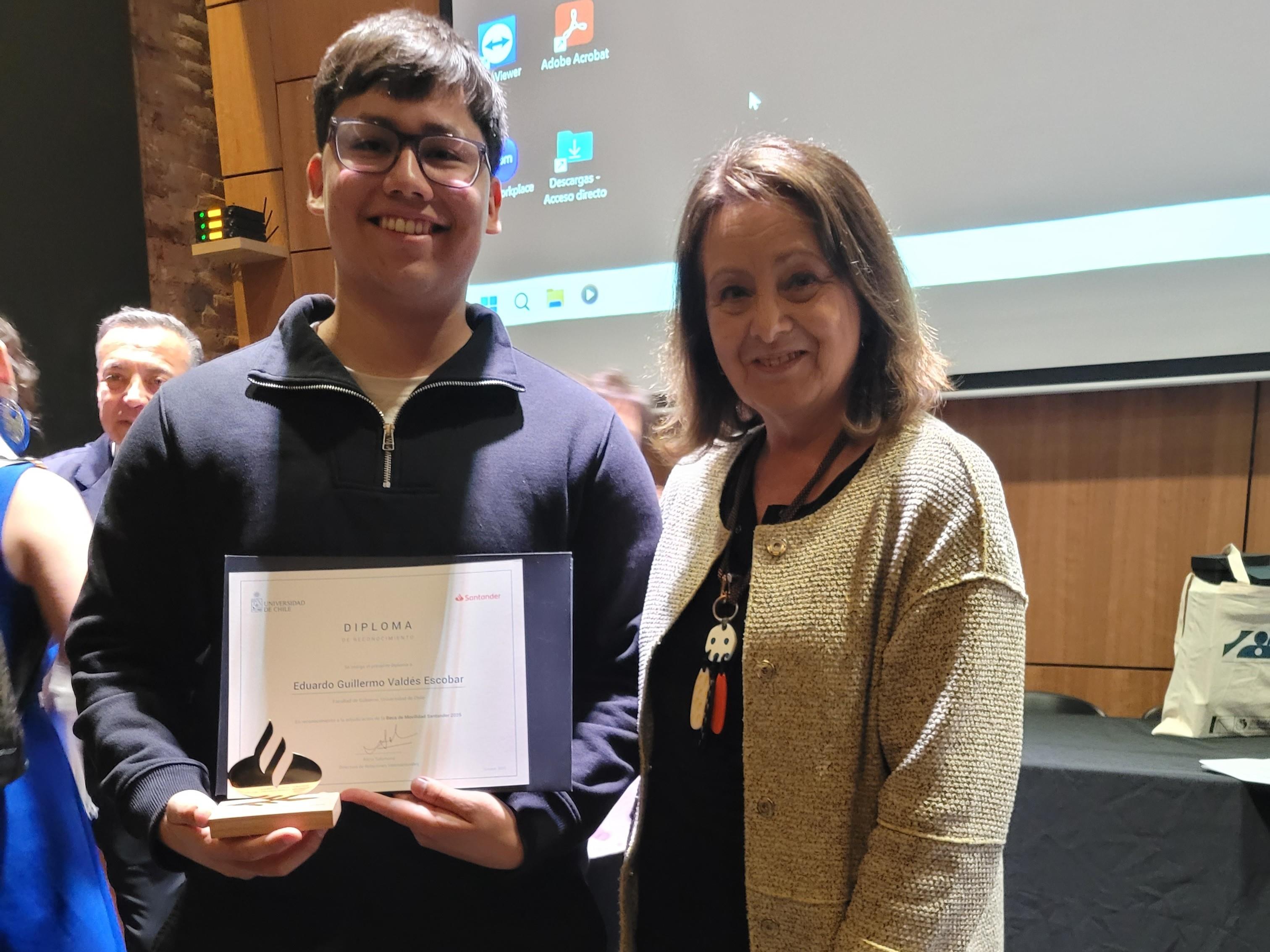 Estudiante de Ciencia Política Eduardo Valdés Escobar recibe Beca Santander de Movilidad Internacional