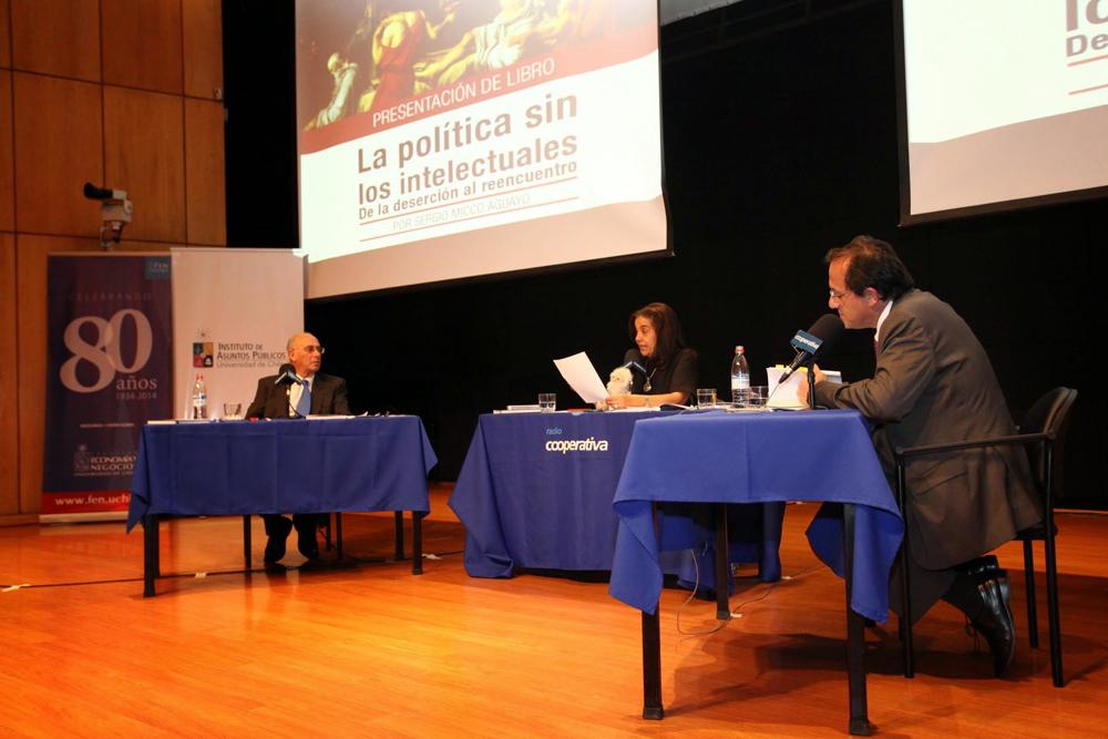 Harald Beyer y Sergio Bitar debatieron sobre la relación entre políticos e intelectuales.