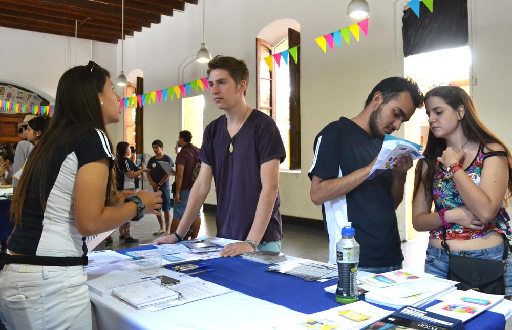 Los monitores de Administración Pública ofrecen información sobre la carrera y la postulación.