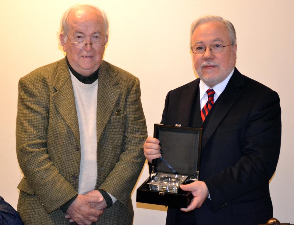 El profesor José Sulbrandt y el Director de Postgrado, Óscar Landerretche.