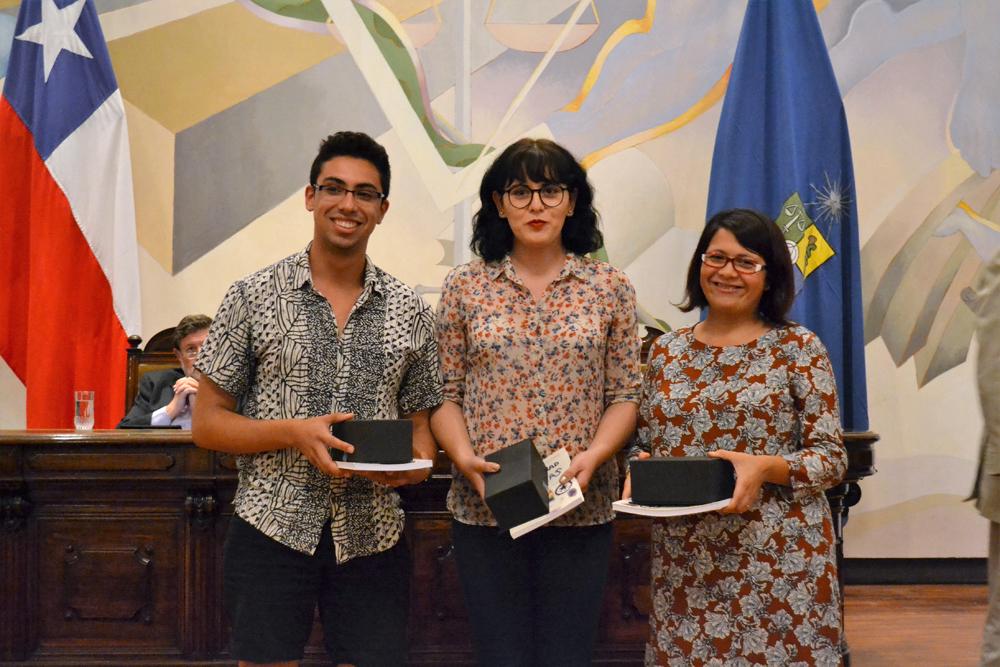 Representante de la organización DiversINAP; Guillermo Sagredo, estudiante de Administración Pública; y Paulina Vergara, Coordinadora de Asuntos Estudiantiles