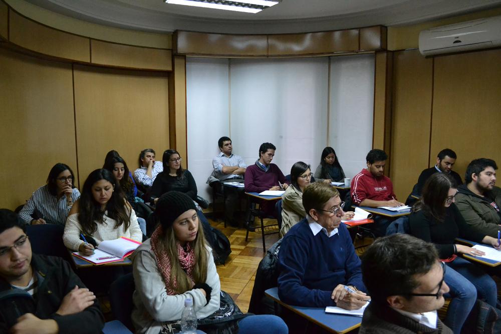 A la charla asistieron estudiantes y académicos del Magíster en Ciencia Política del INAP.