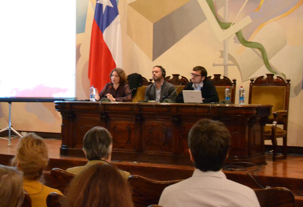 Camille Hamidi, de la Universidad de Lyon II, y Rolando Poblete, del INAP, expusieron en la cuarta mesa. Moderó Antoine Maillet.