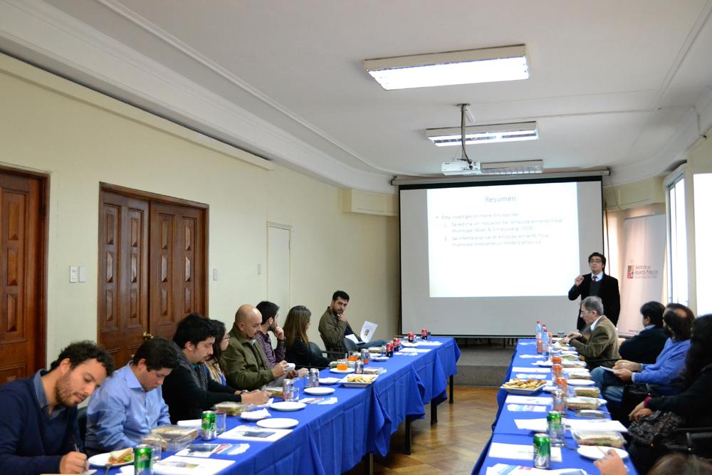 Héctor Ormeño, académico del INAP, presentó la ponencia "El mapa de la descentralización fiscal en Chile".