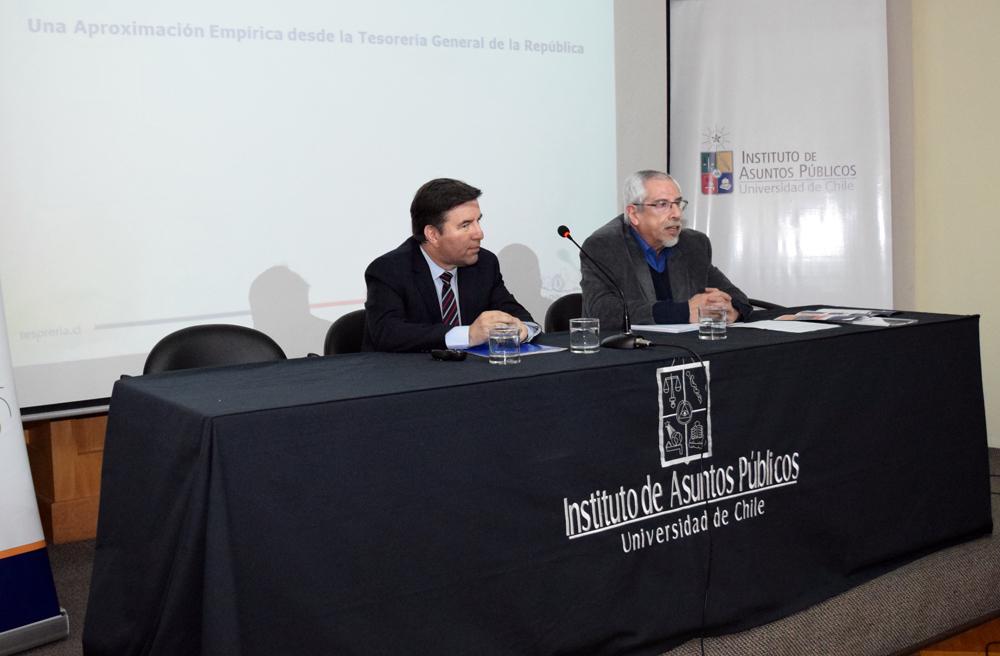 El Tesorero General de la República, Hernán Frigolett, y el profesor Jorge Castillo.