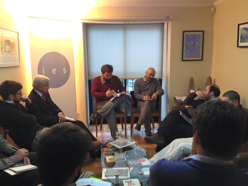 El profesor Jaime Fierro presentó su libro en el Instituto de Estudios de la Sociedad