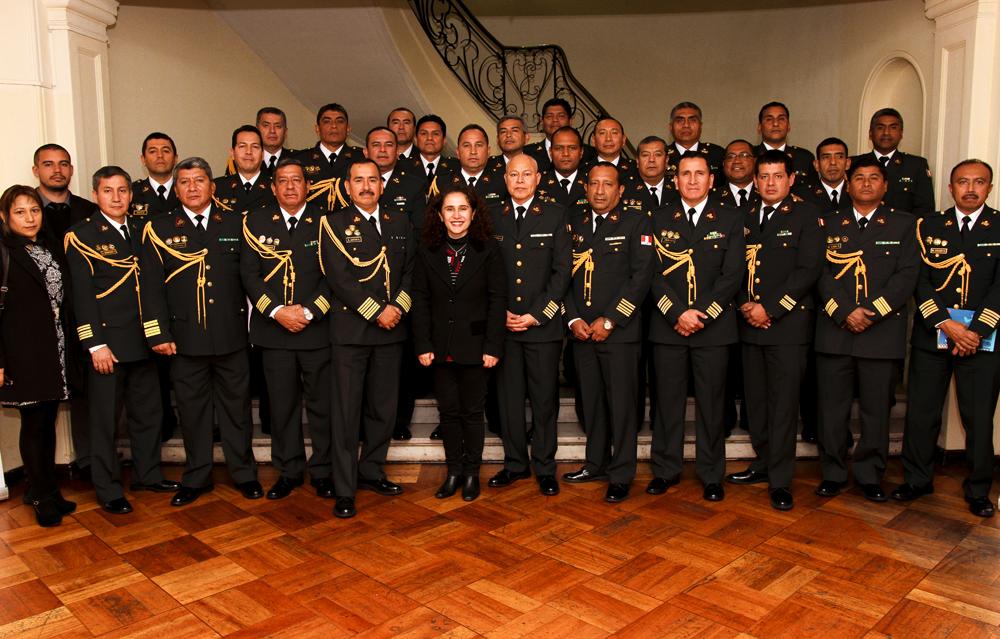 La delegación junto a la Directora del CESC, Olga Espinoza.