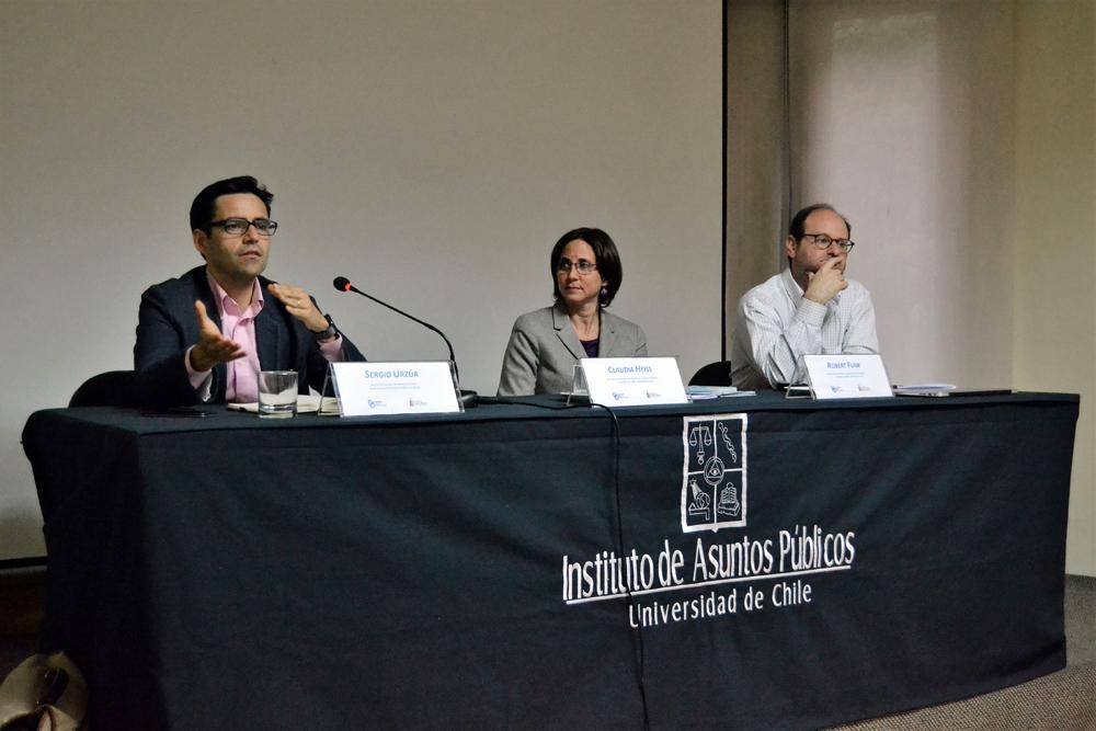 Las exposiciones estuvieron a cargo de los profesores Sergio Urzúa (U. Maryland) y Robert Funk (INAP U.Chile). Moderó la académica del INAP Claudia Heiss.