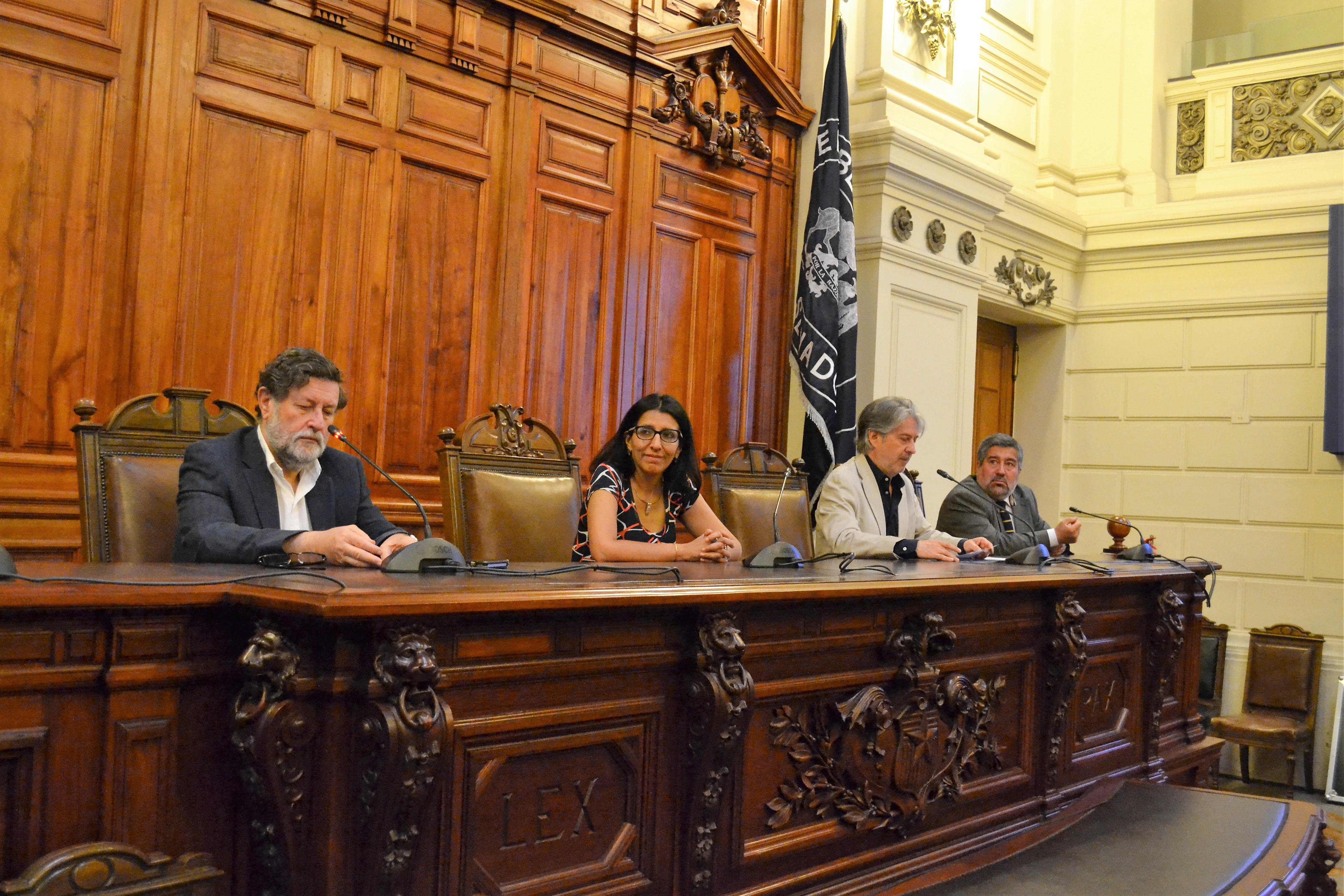 El Director del INAP, Hugo Frühling; el Subdirector, Aldo Meneses; la investigadora de Flacso-Ecuador, Gioconda Herrera; y el Director del Centro de Extensión del Senado, Fernando Silva.