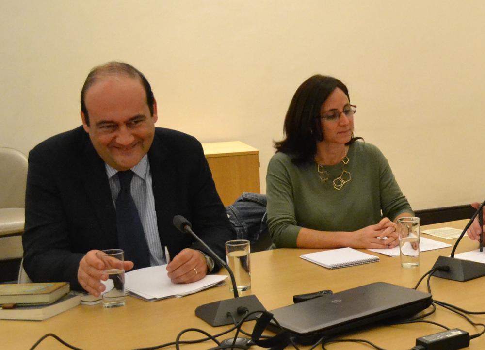  Claudia Heiss, académica del INAP, y Patricio Zapata, exPresidente del Consejo de Observadore del proceso constituyente, comentaron la exposición de Roberto Gargarella.