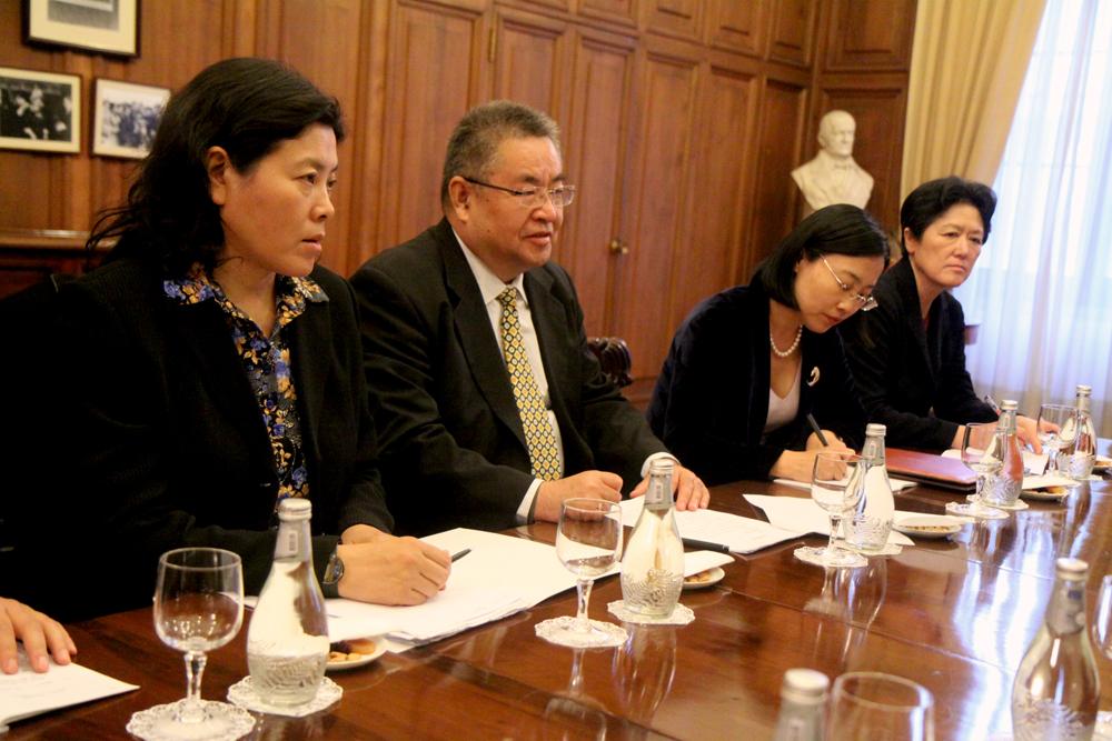 La Directora de Investigación, Fan Xiuping; la Directora General de RR.II., Dong Qing; la Directora de División de RR.II., Lu Xiaoling; y el Vicepresidente Chen Li.