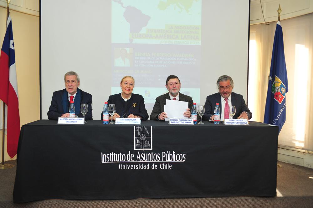 Alberto Van Klaveren, profesor titular de la U. Chile; Benita Ferrero-Waldner, Presidenta de Euroamérica; Hugo Frühling, Director del INAP; y Vicente Caruz, Presidente de Eurochile.