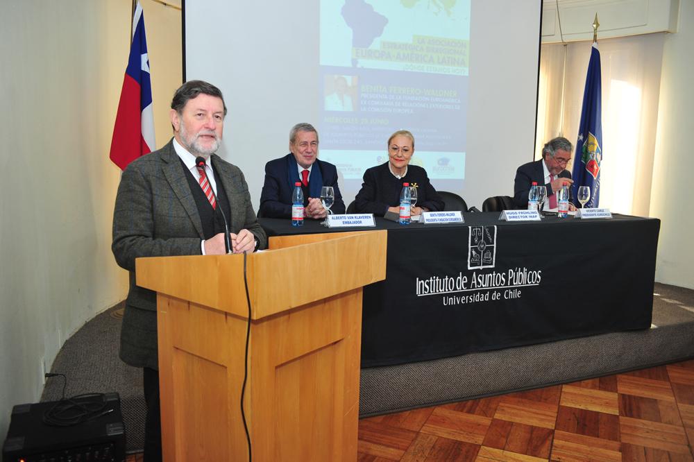 El Director del INAP, Hugo Frühling, dio la bienvenida a los presentes destacando la importancia de analizar los cambios de la relación estratégica entre las regiones.