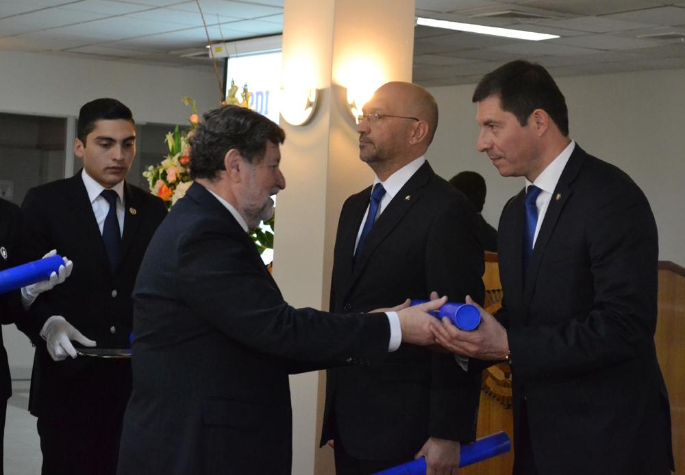 El Director del INAP, Hugo Frühling, participó en la entrega de los diplomas.