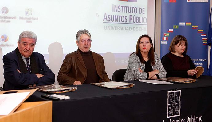 Carlos Mena, Jefe de la División de RR.II. de la Subsecretaría de Defensa; Aldo Meneses, Subdirector INAP; Paulina Vodanovic, Subsecretaria de FFAA; y Karina Doña, Directora del curso.