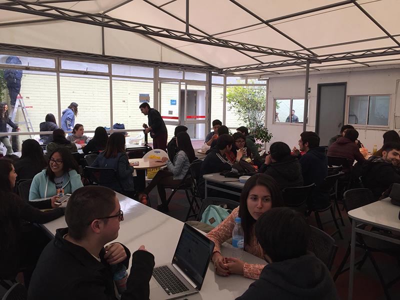 La nueva sede tiene una cafetería para los estudiantes.