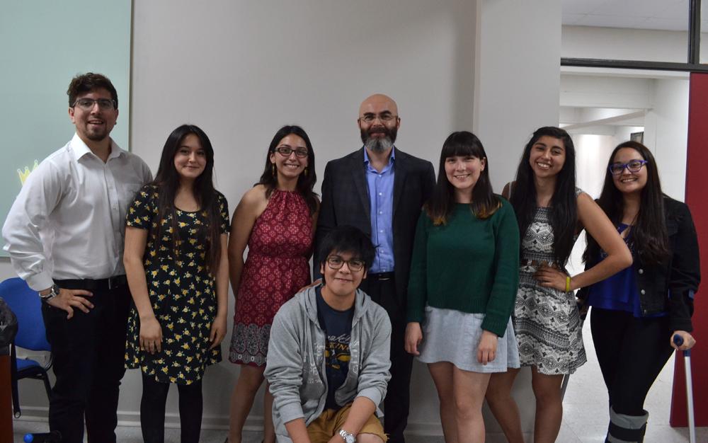 Estudiantes participan en seminario Multiculturalismo y democracia