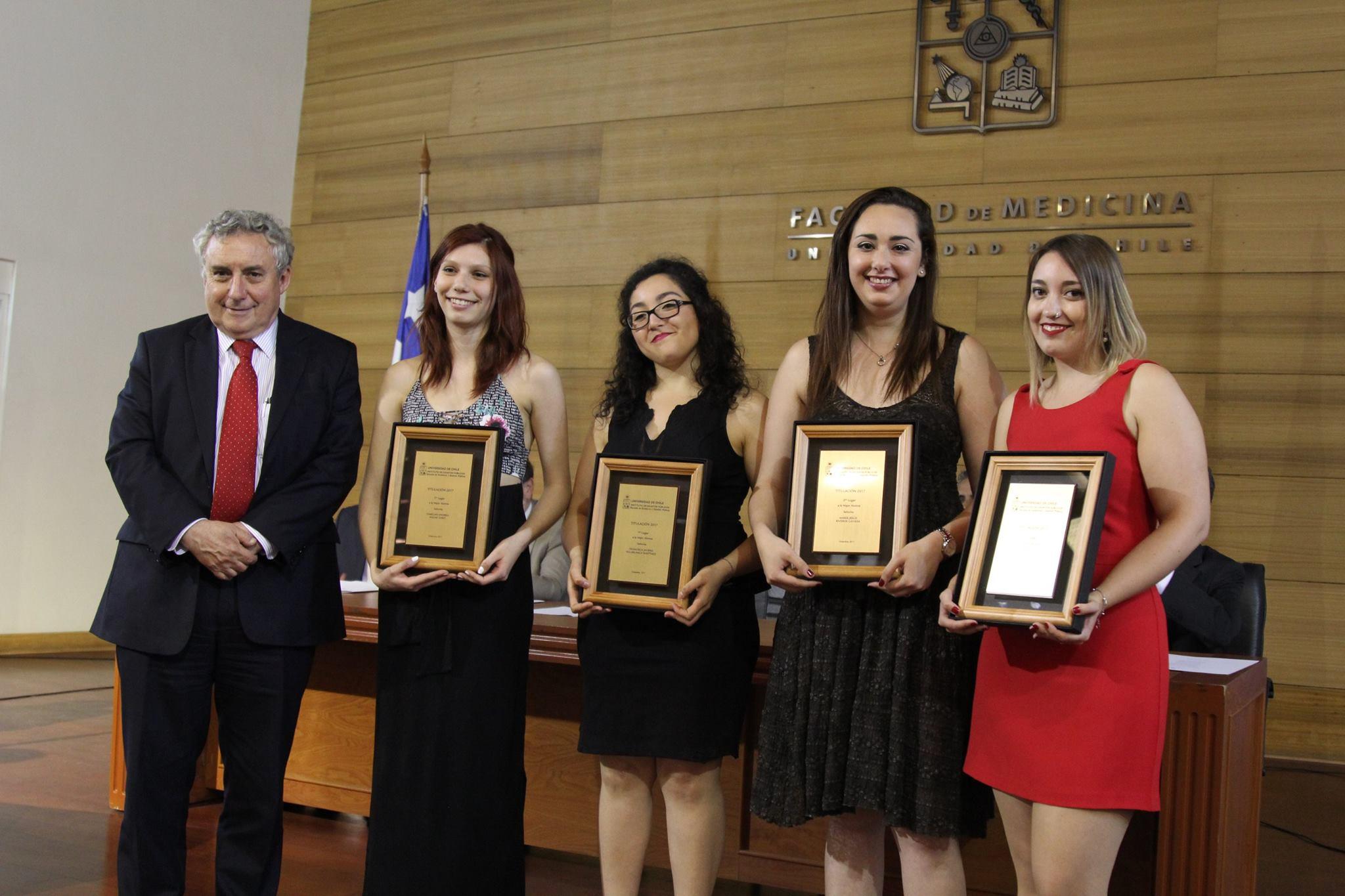 Francisca Villablanca y Yamilian Nazar compartieron el primer lugar de egreso, mientras que María Jesús Riveros y Camila Lobato obtuvieron el segundo y el tercer puesto, respectivamente.