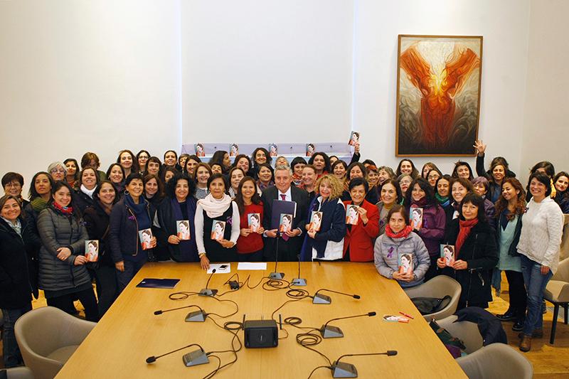 Alrededor de medio centenar de académicas de diferentes unidades llegó hasta Casa Central para presentar el documento.