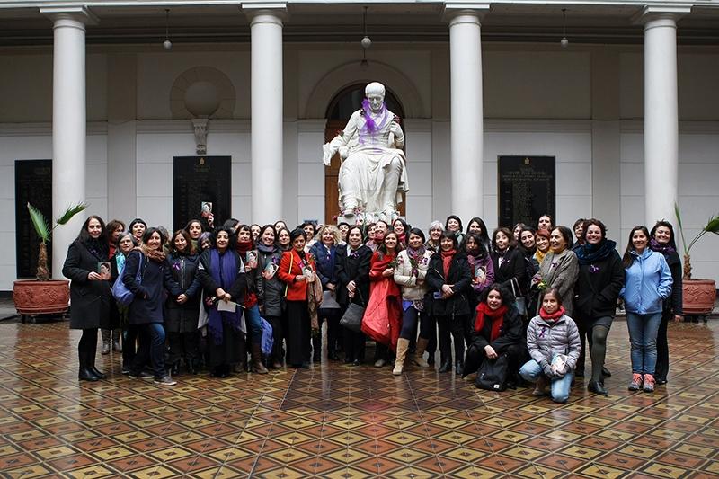 El acto concluyó con una foto en la estatua de Andrés Bello, donde las asistentes depositaron flores moradas.