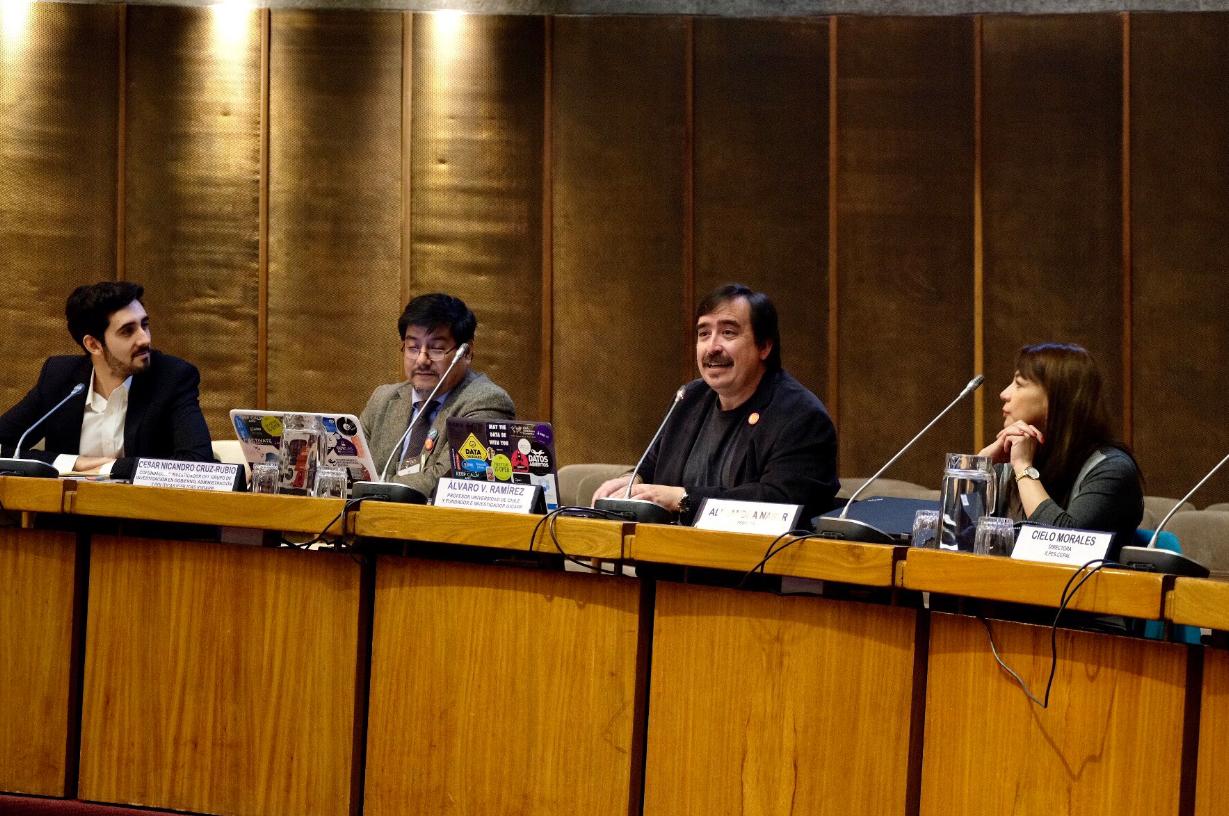 El académico del INAP Álvaro Ramírez Alujas organizó el seminario.