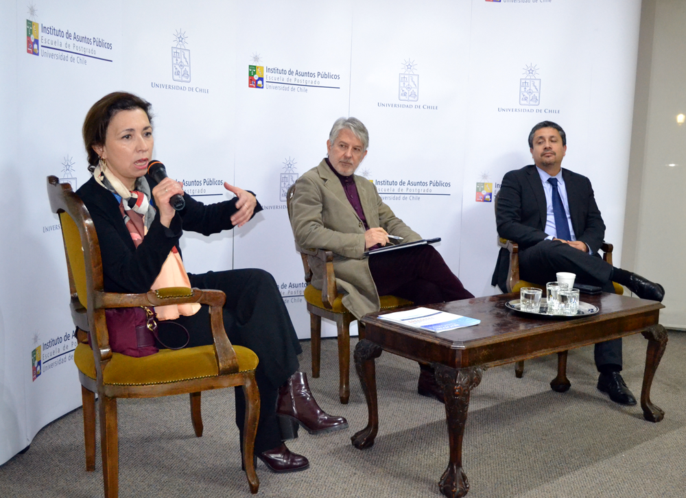 Trinidad Inostroza, Directora de Chile Compra, y Patricio Coronado, Director del IPS, compartieron sus experiencias en la tercera jornada. Moderó el profesor del INAP Aldo Meneses.