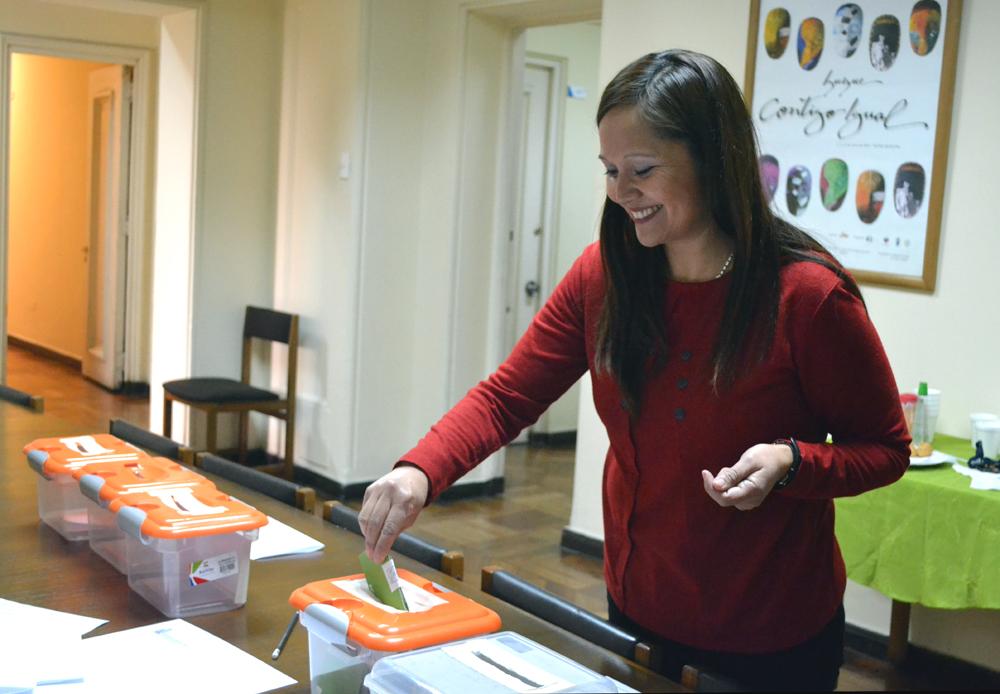 La profesora Figueroa emitió su voto en la mesa de académicos del Instituto de Asuntos Públicos.