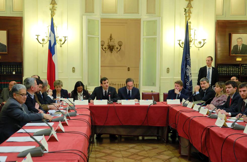 En el encuentro participaron representantes de ministerios, gremios, universidades, iglesias y ONG (Foto: gentileza Ministerio de Justicia).