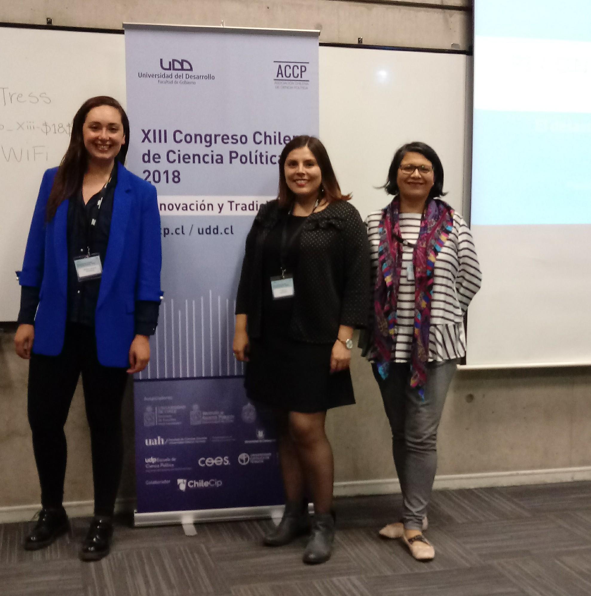 La profesora Paulina Vergara presentó su investigación sobre reconstrucción tras desastres.